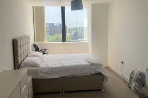 Room - Central 1-Bed Apt, Sleeps 3 with City Views (Birmingham)