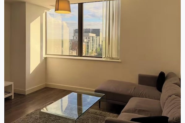 Living area - Central 1-Bed Apt, Sleeps 3 with City Views (Birmingham)
