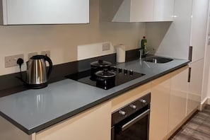 Kjøleskap, ovn, kokeplater og oppvaskmaskin