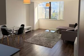 Living area - Central 1-Bed Apt, Sleeps 3 with City Views (Birmingham)