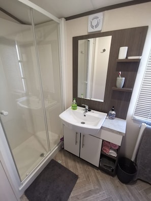 Bathroom - Cabin Sleeps 4 with Parking (Morpeth)