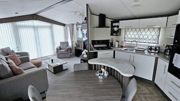 TV, fireplace, stereo