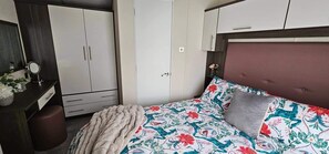 2 室のベッドルーム、アイロン / アイロン台、ベッドシーツ
