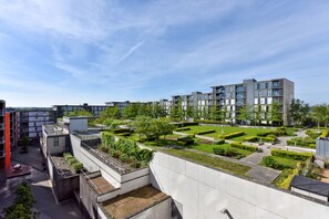 A modern apartment complex with rooftop gardens, a central courtyard, and a mix of residential and commercial buildings. - 1-bedroom Apartment Central Milton Keynes Amethyst House (Moffat)