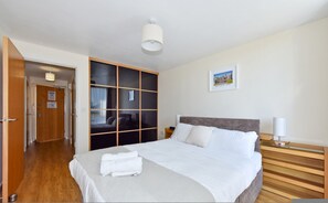 House | 1 bedroom - 1-bedroom Apartment Central Milton Keynes Topaz House (Moffat)