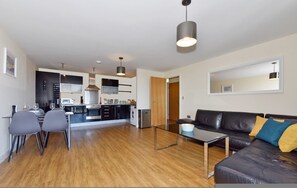 House | 1 bedroom - 1-bedroom Apartment Central Milton Keynes Topaz House (Moffat)