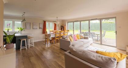 House - Sleeps 12 - Parking - Garden