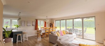 House - Sleeps 12 - Parking - Garden