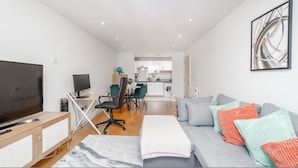House - Riverside 1-bed Apt w Balcony in Vauxhall Zone 1 (London)