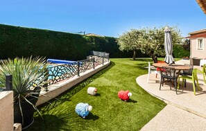 A backyard with a pool, artificial sheep, and outdoor furniture. - Lovely home in Valréas (Valréas)