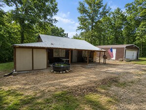 Outdoor spa tub - Brown's Lake House, Family-Friendly 2 Bedroom Retreat Near Lake Wappapello (Wappapello)