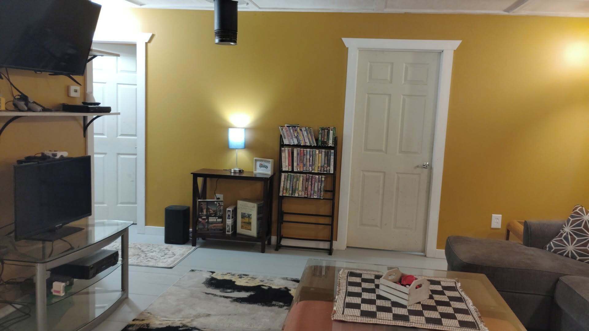 Smart TV, videogames, DVD player, videoteca