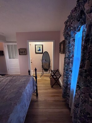 3 bedrooms, desk, iron/ironing board, free WiFi - Historic Civil War Retreat in Downtown Fayetteville (Fayetteville)