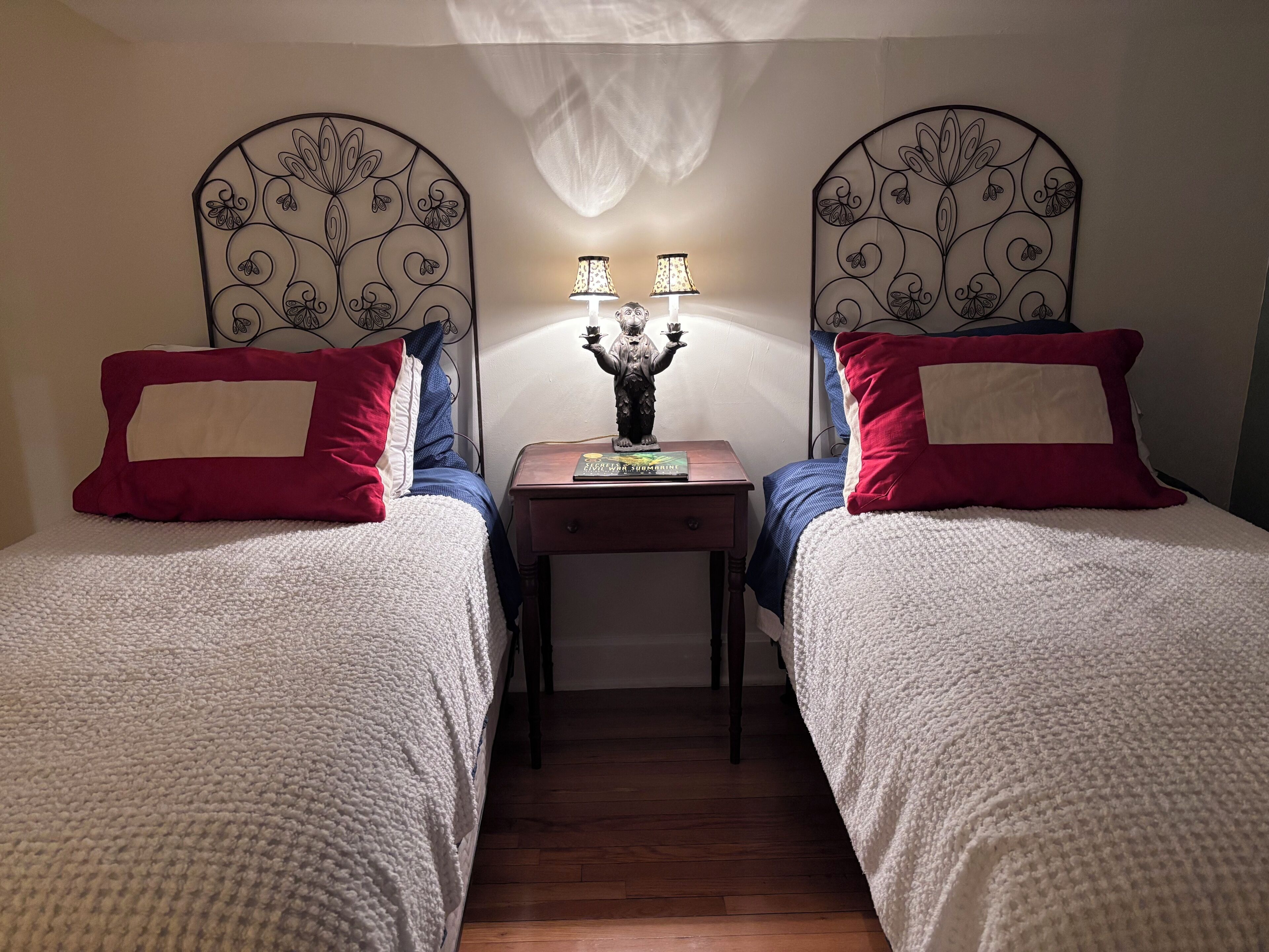 3 habitaciones, escritorio, tabla de planchar con plancha y wifi gratis 