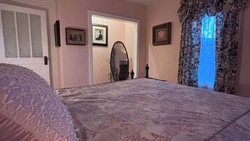 3 bedrooms, desk, iron/ironing board, free WiFi