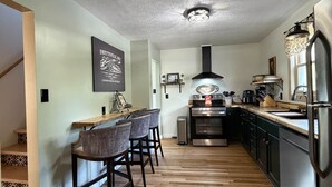 Refrigerador, placa de cocina, licuadora, molino de café