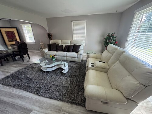Charming 3-bedroom apartment with AC and back deck in Canton