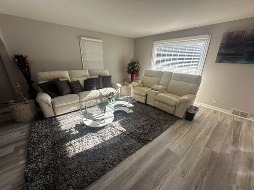 Charming 3-bedroom apartment with AC and back deck in Canton