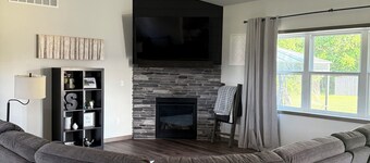 Modern New Ranch Retreat for EAA Visitors with Hot Tub