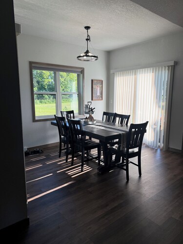 Modern New Ranch Retreat for EAA Visitors with Hot Tub