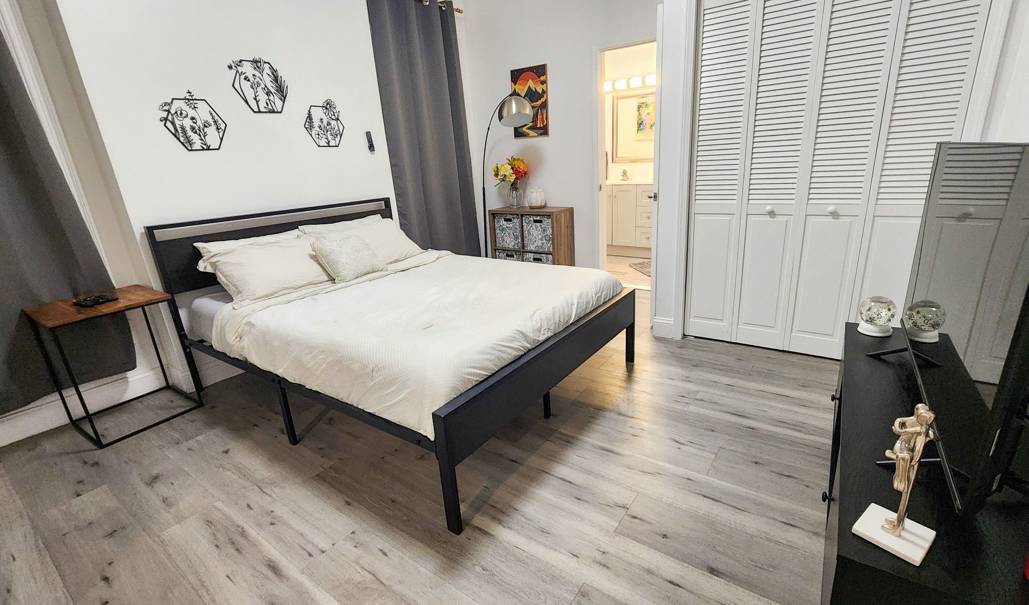 Iron/ironing board, WiFi, bed sheets