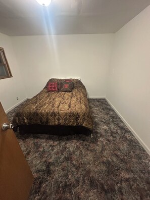 Tabla de planchar con plancha, wifi gratis y ropa de cama 