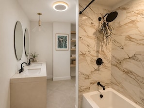 Dutxa, assecador de cabells, bidet i tovalloles 