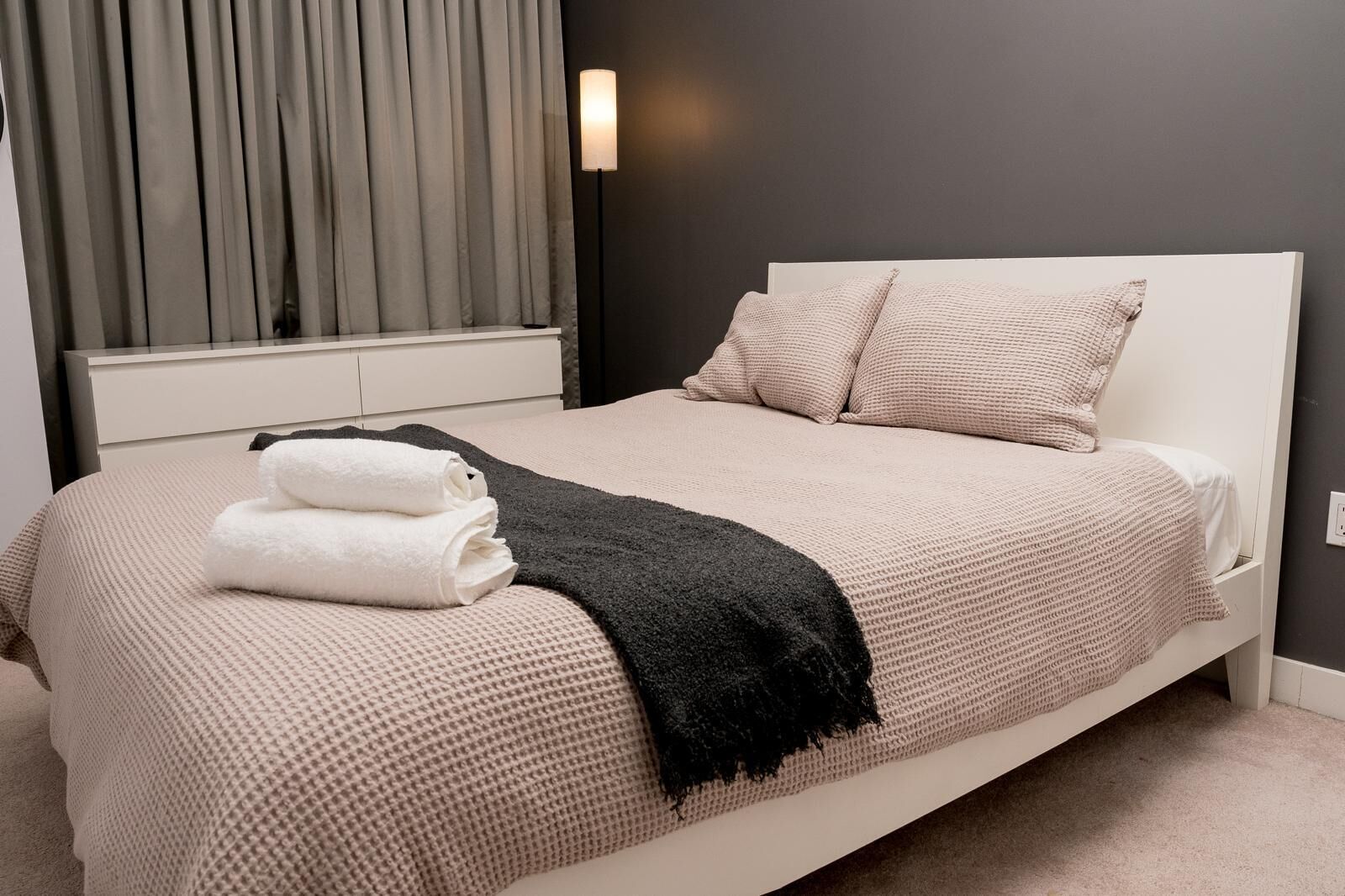 1 habitación, tabla de planchar con plancha, wifi y ropa de cama 