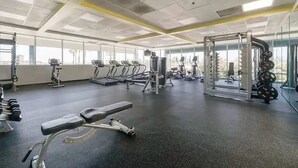 Una palestra con tapis roulant, macchinari per pesi e pesi liberi.