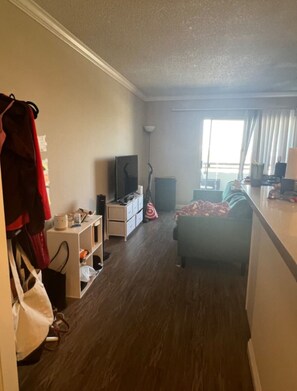 A hotel room with a bed, a TV, a desk, a chair, and a wardrobe. - Top-Floor Studio. Pool, Hot Tub &FreeParking (Los Angeles)