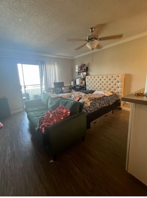 Interior - Top-Floor Studio. Pool, Hot Tub &FreeParking (Los Angeles)