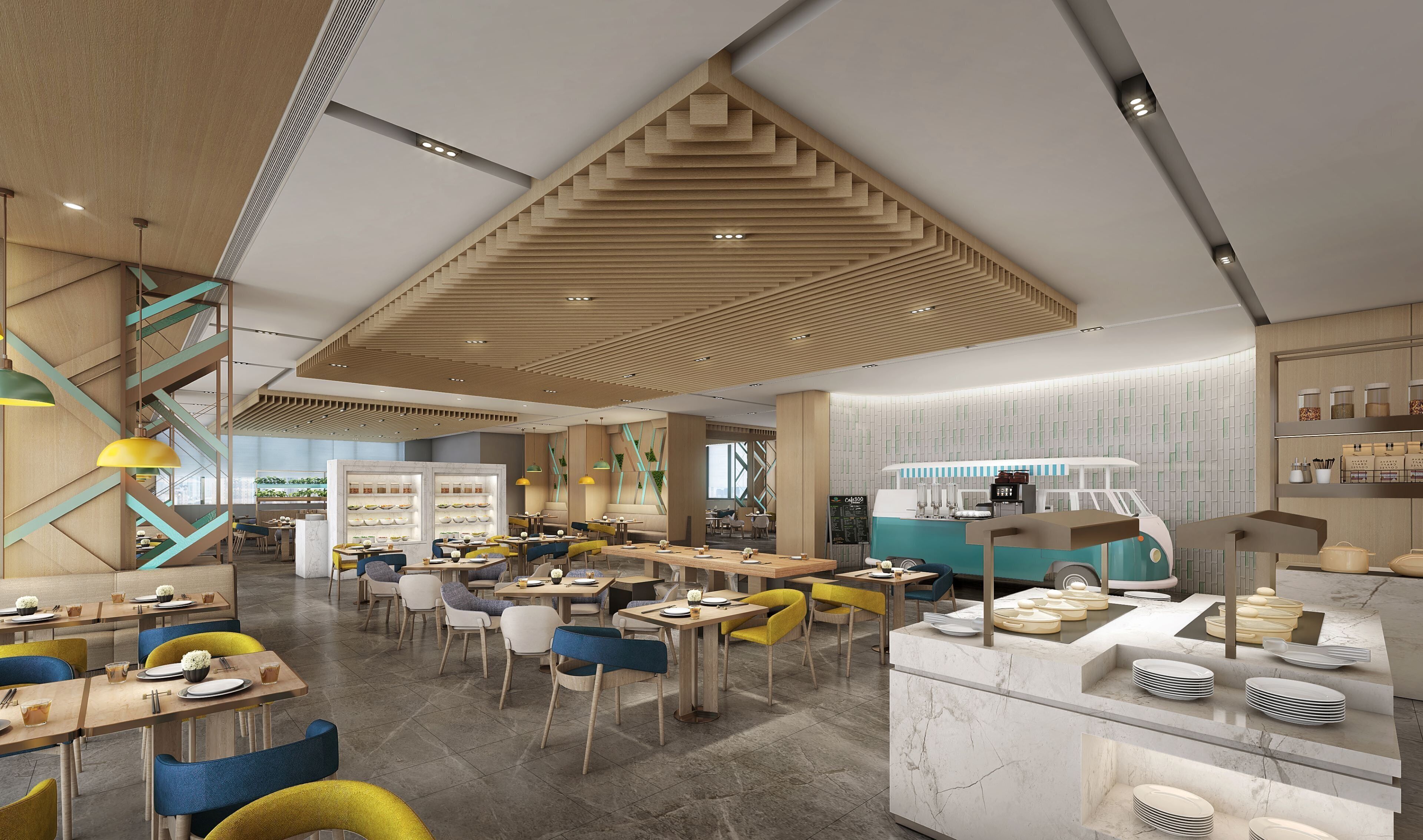 Un restaurante moderno con techo alto, listones de madera y una zona central de servicio. Las mesas están dispuestas para comer, y hay estanterías con productos alimenticios.