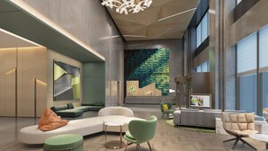 Um hall amplo com design moderno, apresentando uma grande área de estar, uma instalação artística original na parede e um luminário contemporâneo.
