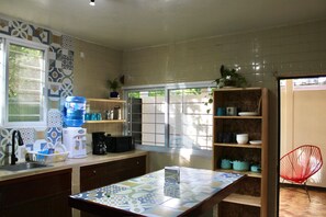 Shared fridge, coffee/tea maker, blender, coffee grinder - Luffa Hostel (Oaxaca)