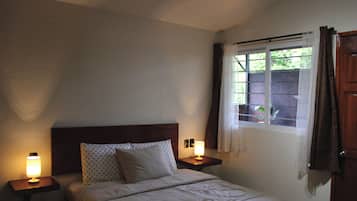 Habitación clásica, balcón, vista al patio | Decoración personalizada y muebles diferentes