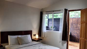 Klassieke kamer, balkon, uitzicht op binnenplaats | Individueel gedecoreerd, individueel gemeubileerd, een laptopwerkplek