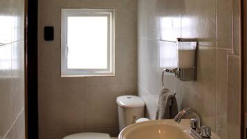 Baño | Regadera, amenidades de baño gratuitas, secadora de cabello, toallas