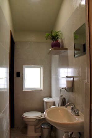 Bathroom | Free toiletries, hair dryer, towels, soap - Luffa Hostel (Oaxaca)