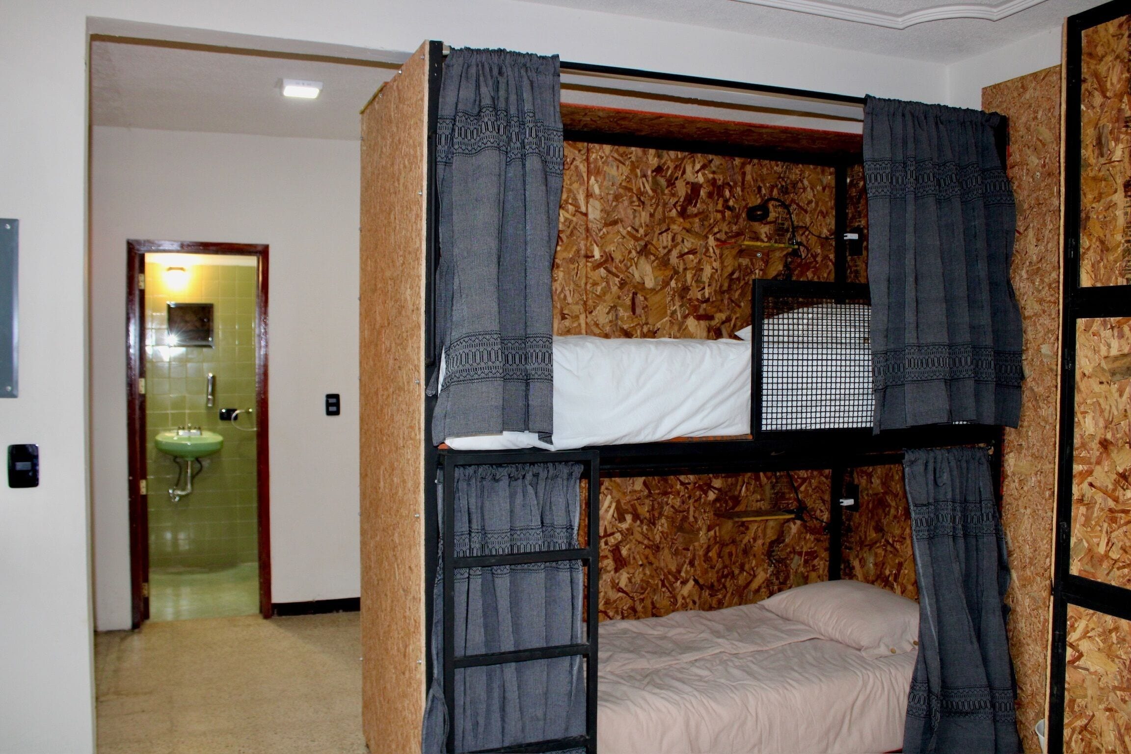 Espacio para trabajar con laptop y cortinas blackout 