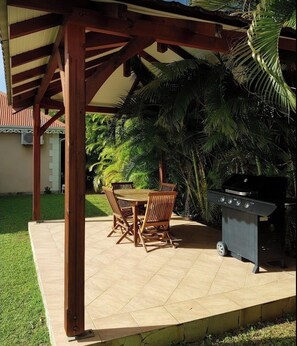 Outdoor dining - Vrbo Property (Sainte-Luce)