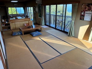 Interior - Pacific Panorama: A Sunny and Spacious 3-Story House Just 1 Hour from Tokyo. (熱海市)