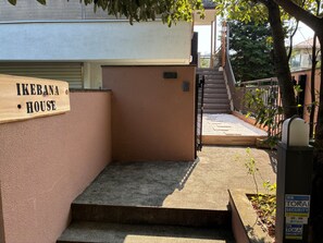 Property grounds - Pacific Panorama: A Sunny and Spacious 3-Story House Just 1 Hour from Tokyo. (熱海市)