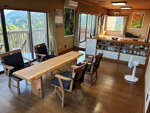 Dining - Pacific Panorama: A Sunny and Spacious 3-Story House Just 1 Hour from Tokyo. (熱海市)