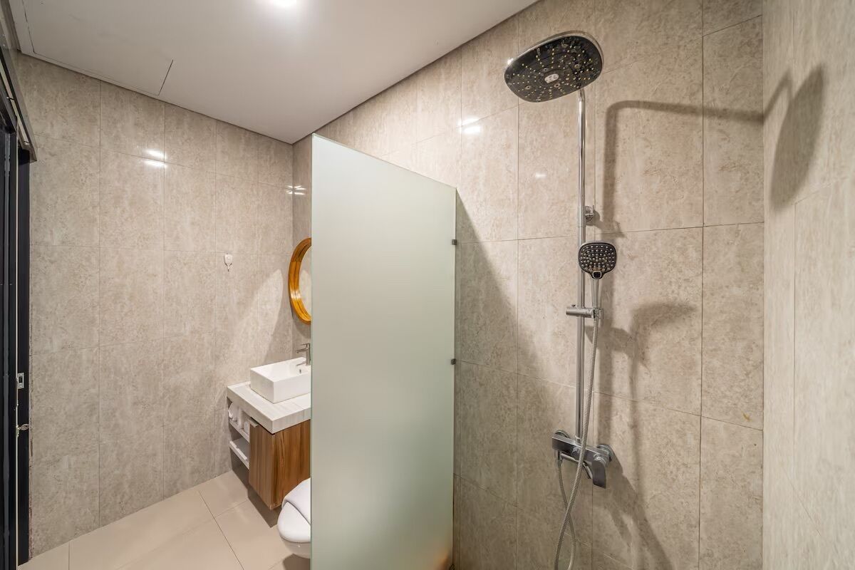 Un baño moderno con ducha, inodoro y lavabo.