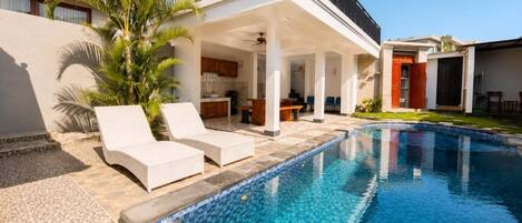 Villa, vue piscine | Intérieur