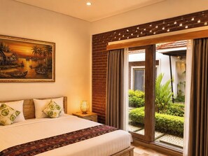 Vila, vista para a piscina | Escrivaninha, espaço de trabalho para notebook, cortinas blackout