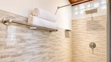 Villa, bassengutsikt | Bad | Dusj, toalettartikler (inkludert), håndklær og såpe