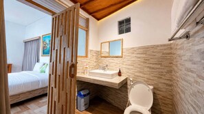 Vila, vista para a piscina | Banheiro | Chuveiro, produtos de toalete grátis, toalhas de banho, sabonete
