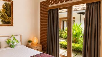 Villa, vue piscine | Bureau, espace de travail pour ordinateur portable, rideaux occultants