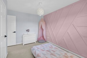 Free WiFi, bed sheets - Modern 4BR Family Home w/ Pool · Whitby (Whitby)